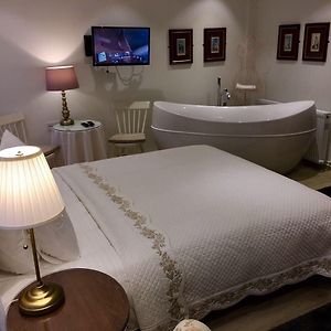 Deluxe Queen Suite
